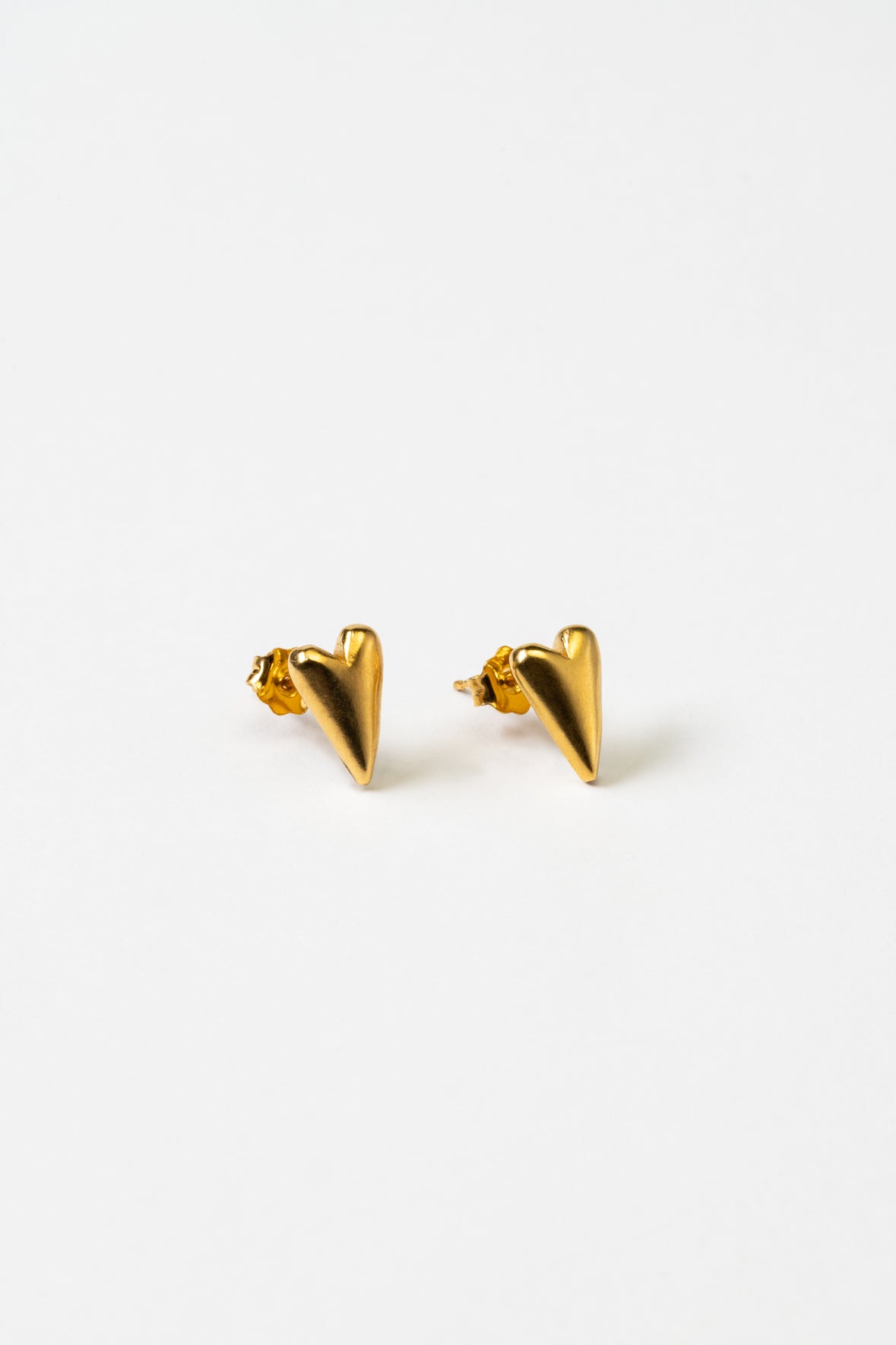 Earrings hearts studs in gold plated silver