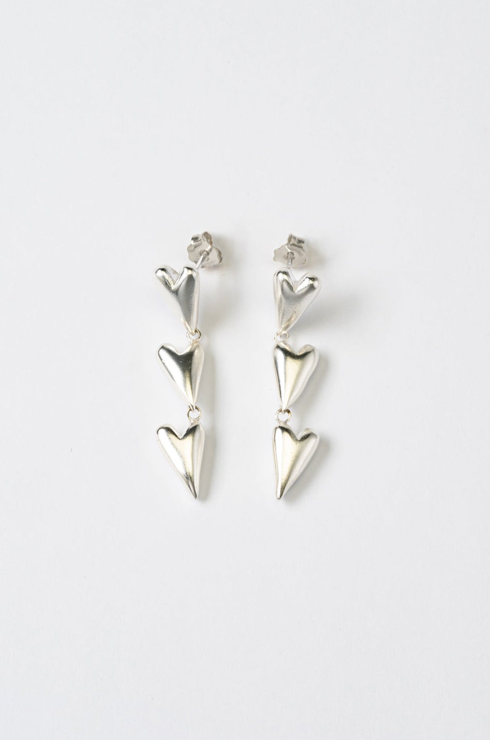 A pair of earrings long made in Silver and composed by 3 hearts